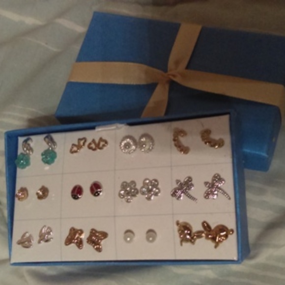 Avon Jewelry - Avon Spring Fling earrings in gift box New!